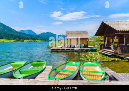 Bateaux de touristes sur les rives du lac Weissensee en été paysage de montagnes des Alpes, Autriche Banque D'Images