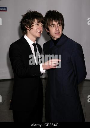 Alex Turner et Miles Kane (à droite) de The Last Shadow Puppets arrivent pour le prix national de mercure à Grosvenor House, Park Lane. Banque D'Images