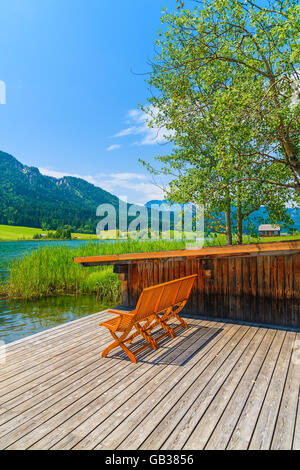 Jetée en bois sur banc à alpine village sur les rives du lac Weissensee en été paysage de montagnes des Alpes, Autriche Banque D'Images