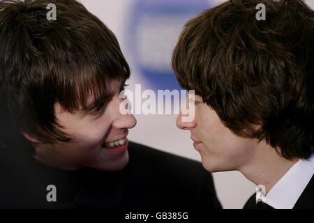 Alex Turner et Miles Kane (à droite) de The Last Shadow Puppets arrivent pour le prix national de mercure à Grosvenor House, Park Lane. Banque D'Images