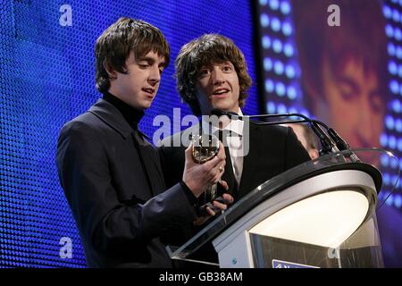 Alex Turner et Miles Kane (à gauche) de The Last Shadow Puppets sur scène au prix national du mercure à Grosvenor House, Park Lane. Banque D'Images