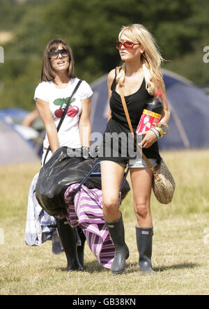 Les amateurs de festival au camping à la veille du V Festival à Chelmsford, Essex, Banque D'Images