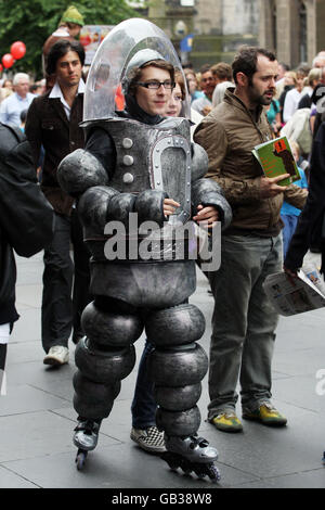 Les artistes du festival Fringe d'Édimbourg sur High Street d'Édimbourg. Banque D'Images