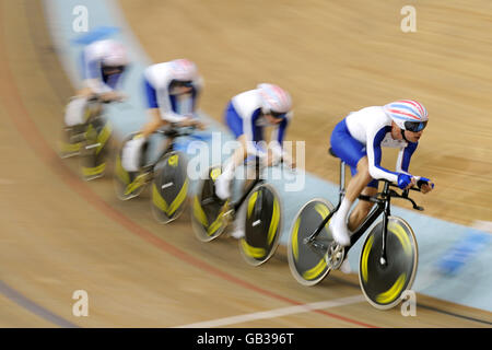 Ed Clancy, Paul Manning, Geraint Thomas et Bradley Wiggins, en Grande-Bretagne, sont sur le point de battre le record mondial des hommes de l'équipe Pursuit Heats au Vélodrome de Laoshan lors des Jeux Olympiques de Beijing en Chine en 2008. Banque D'Images