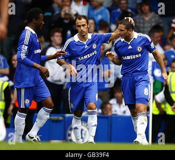 Soccer - Barclays Premier League - Chelsea / Portsmouth - Stamford Bridge.Frank Lampard de Chelsea (à droite) célèbre après avoir marquant le troisième but du match à partir de la zone de pénalité. Banque D'Images