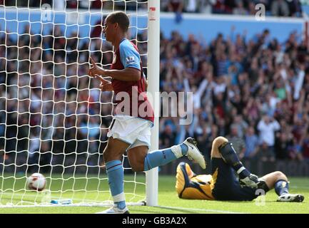 Gabriel Agbonlahor de la Villa Aston célèbre son deuxième but Joe Hart, gardien de but de Manchester City, est abattu Banque D'Images