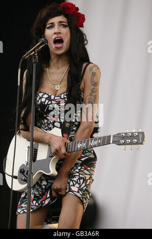 : Amy Winehouse se produit le deuxième jour du V Festival à Hylands Park, Chelmsford, Essex. Banque D'Images