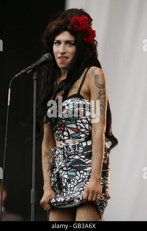 : Amy Winehouse se produit le deuxième jour du V Festival à Hylands Park, Chelmsford, Essex. Banque D'Images