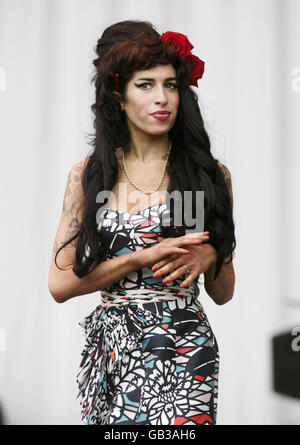 Amy Winehouse se produit le deuxième jour du V Festival à Hylands Park, Chelmsford, Essex. Banque D'Images