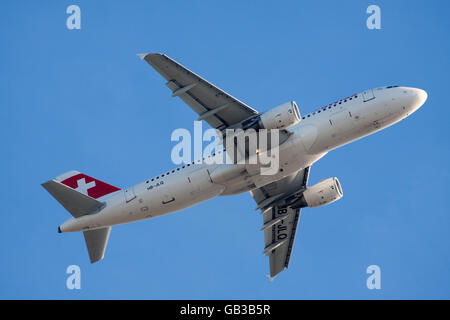 Amsterdam, Pays-Bas - 18 février, 2015 fond d'un airbus A320 de la compagnie aérienne Swiss International Airlines Banque D'Images