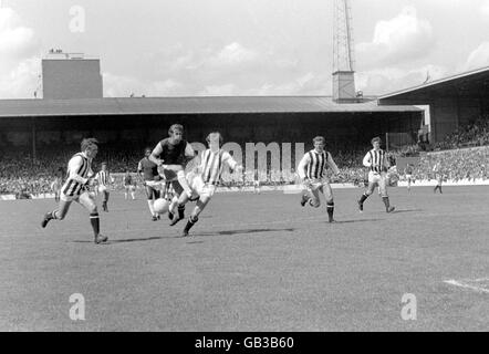 West Bromwich John Wile d'Albion (c) bloque un tir de Geoff Hurst de West Ham United (deuxième l), regardé par les coéquipiers John Kaye (deuxième r) et Ray Wilson (l) Banque D'Images