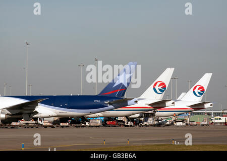 Amsterdam, Pays-Bas - le 18 février 2015, trois avions-cargos stationnés à l'aéroport de Schiphol liens la tour de contrôle Banque D'Images