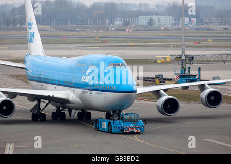 Amsterdam, Pays-Bas - 15 mars, 2015 Boeing 747 vient d'arriver sur le chemin de la porte à l'aéroport de Schiphol Banque D'Images