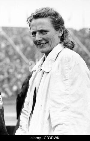 Fanny Blankers-Koen de Hollande après avoir remporté une autre médaille d'or, l'une des trois qu'elle a remportée pendant les Jeux Banque D'Images