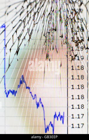 Un graphique montrant l'accident de la GBP Livre sterling par rapport à l'euro vu via un smartphone fissuré UK Banque D'Images