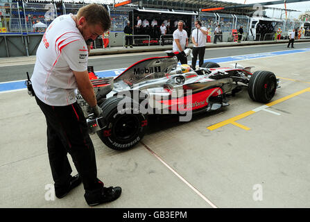 Lewis Hamilton, pilote McLaren Mercedes en Grande-Bretagne, est en pointe lors de la troisième séance d'entraînement avant le Grand Prix d'Europe de ce week-end, dimanche à Valence, en Espagne. Banque D'Images