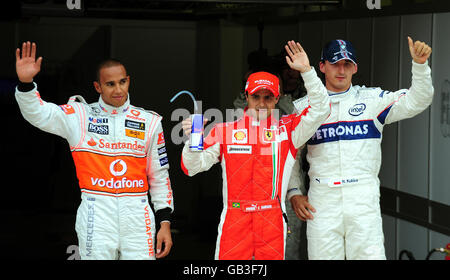 Felipe Massa de Ferrari célèbre sa position de pôle avec Lewis Hamilton deuxième de McLaren et Robert Kubica de BMW en troisième place après s'être qualifié avant le Grand Prix d'Europe de ce week-end, dimanche à Valence, en Espagne. Banque D'Images