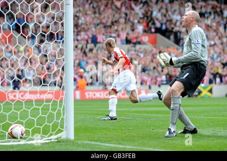 Liam Lawrence, de stoke City, célèbre le premier but du match de ses côtés depuis la zone de pénalité, alors que le gardien de but Brad Friedel de Aston Villa suscite sa frustration Banque D'Images