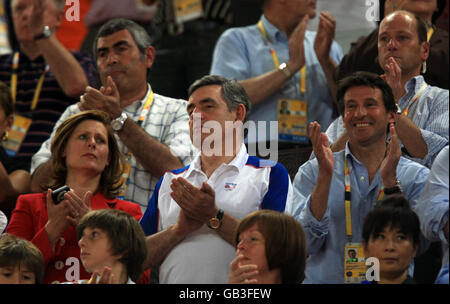 Le Premier ministre britannique Gordon Brown (au centre), accompagné de sa femme Sarah et de Lord Sebastian COE (à droite), observent les compétitions sportives au stade national lors des Jeux Olympiques de Beijing en 2008, en Chine. Banque D'Images