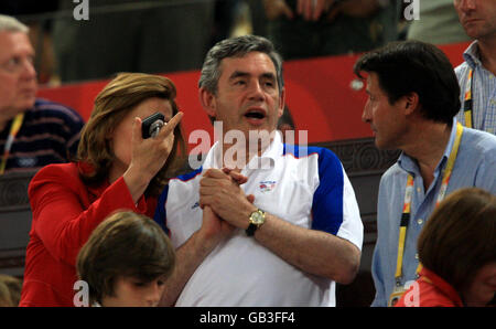 Le Premier ministre britannique Gordon Brown (au centre), accompagné de sa femme Sarah et de Lord Sebastian COE (à droite), observent les compétitions sportives au stade national lors des Jeux Olympiques de Beijing en 2008, en Chine. Banque D'Images