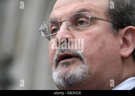 Affaire du tribunal de Salman Rushdie.Sir Salman Rushdie quitte les cours royales de justice dans le centre de Londres. Banque D'Images