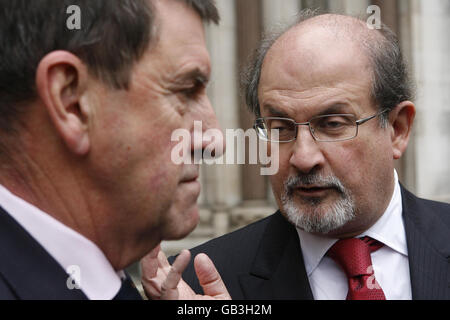 Sir Salman Rushdie (à droite) parle à l'agent de protection de la police Frank Judge lorsqu'ils quittent les cours royales de justice dans le centre de Londres. Banque D'Images