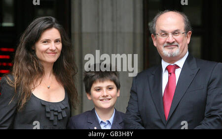 Sir Salman Rushdie, son ancienne épouse Elizabeth West et leur fils Milan Rushdie quittent les cours royales de justice dans le centre de Londres. Banque D'Images