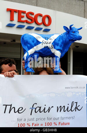 Les agriculteurs de protestation contre les prix de lait Banque D'Images