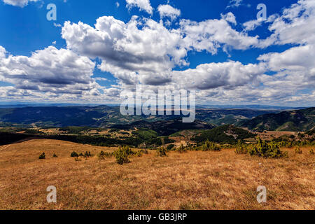 Paysage de montagne avec des nuages sur la montagne Golija, Serbie Banque D'Images