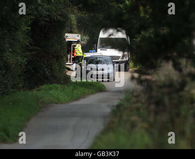 Un minibus blanc arrive près de la scène de l'incendie à la maison Osbaston à Maesbrook, près d'Oswestry, dans le Shropshire, où un millionnaire et sa famille ont été portés disparus après que leur propriété de campagne ait été incendiée lors d'une possible attaque d'incendie criminel. Banque D'Images