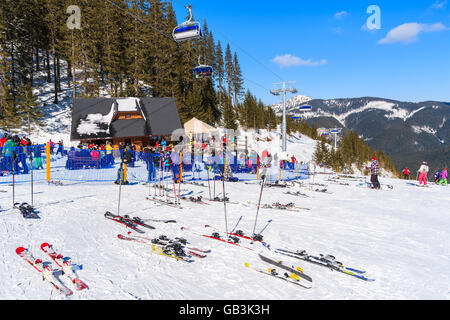 ROHACE VALLÉE, TATRAS - Mar 7, 2015 : en face de restaurant sur une piste de ski en hiver Rohace resort, la Slovaquie. Skiin Banque D'Images