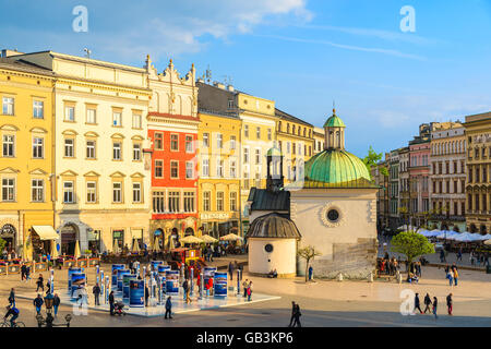 Cracovie, Pologne - 29 Apr 2015 : Maisons colorées et petite église sur la place principale du marché de Cracovie. Plus de 10 millions de touri Banque D'Images