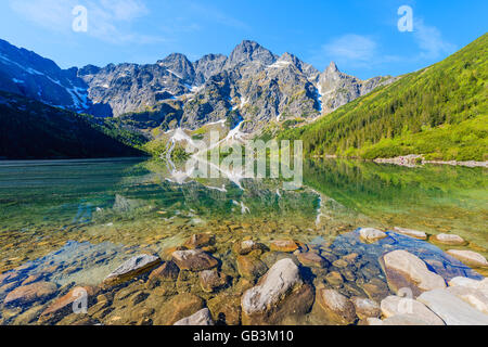 Belle vue sur l'eau verte du lac Morskie Oko, Tatras, Pologne Banque D'Images