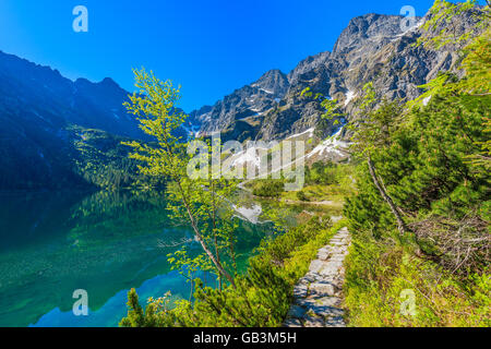 Le long chemin de l'eau vert magnifique lac Morskie Oko, Tatras, Pologne Banque D'Images