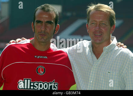 Soccer - FA Barclaycard Premiership - Conférence de presse de Charlton - Paolo Di Canio signature.Charlton Athletics nouvelle signature Paolo di Canio avec le gérant Alan Curbishley Banque D'Images