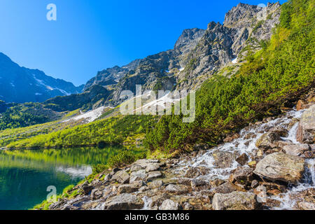 En cascade dans le lac Morskie Oko Tatras, Pologne Banque D'Images