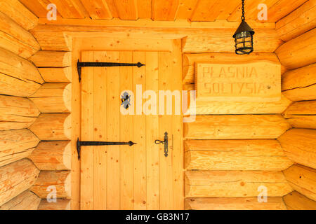 ZAKOPANE, Pologne - 6 juin 2015 : porte de mountain house construit de bois de sciage, de style typique de l'architecture dans le Tatras regi Banque D'Images