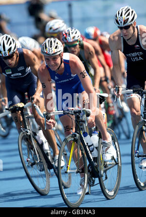 Alistair Brownlee, en Grande-Bretagne, pendant la phase de cyclisme du triathlon masculin à Beijing lors des Jeux Olympiques de 2008 en Chine. Banque D'Images