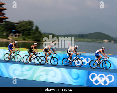 Alistair Brownlee (à l'extrême droite), en Grande-Bretagne, dirige un groupe pendant la phase de cyclisme du triathlon masculin à Pékin pendant les Jeux Olympiques de 2008 en Chine. Banque D'Images