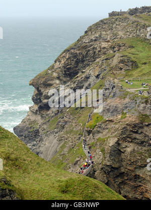 Le profil rocailleux du roi Arthur sur une falaise à Castle Island, le château de Tintagel, Cornouailles l'ancienne demeure des Earls du XIIIe siècle de Cornouailles. Banque D'Images