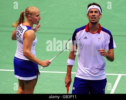 Le duo britannique de badminton Gail Emms (à gauche) et Nathan Robertson (à droite) peu de temps avant qu'ils aient été battus 2-0 au gymnase de l'Université de technologie de Beijing pendant les Jeux Olympiques de 2008 à Beijing, en Chine. Banque D'Images