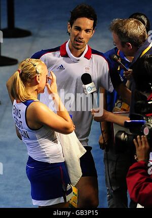 Le duo britannique de badminton déçu Gail Emms (à gauche) et Nathan Robertson (au centre) ont mis sur des visages courageux pour parler à la presse après qu'ils ont été battus 2-0 pendant le tournoi de badminton double quart de finale au gymnase de l'Université de technologie de Beijing pendant les Jeux Olympiques de 2008 à Beijing, en Chine. Banque D'Images