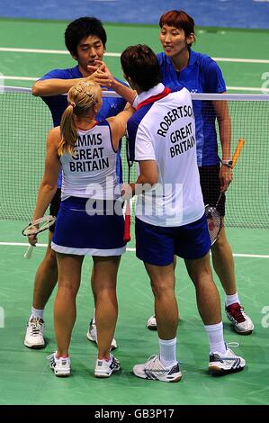 Le duo britannique de badminton Gail Emms (avant gauche) et Nathan Robertson (avant droit) se sont mis à serrer la main avec Lee Youngdae (arrière gauche) et Lee Hyojung (arrière droit) de Corée après que les Coréens les aient battus 2-0 au gymnase de l'Université de technologie de Beijing pendant les Jeux Olympiques de 2008 à Beijing, en Chine. Banque D'Images