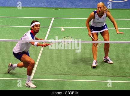 Le duo britannique de badminton Nathan Robertson (à gauche) et Gail Emms (à droite) en action pendant les quarts de finale mixtes de doubles lorsqu'ils ont été sortis des jeux olympiques au gymnase de l'Université de technologie de Beijing pendant les Jeux Olympiques de 2008 à Beijing, en Chine. Banque D'Images