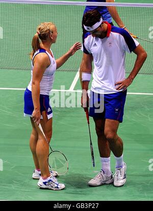 La star britannique de badminton Gail Emms (à gauche) parle de tactiques avec son partenaire de badminton Nathan Robertson (à droite) peu de temps avant qu'ils aient été battus en 2-0 dans les quarts mixtes de badminton doubles au gymnase de l'Université de technologie de Beijing pendant les Jeux Olympiques de 2008 à Beijing, en Chine. Banque D'Images