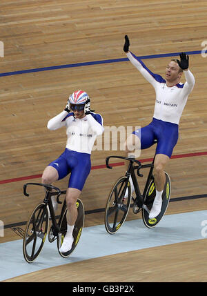 Chris Hoy (à droite), de la Grande-Bretagne, célèbre la médaille d'or de la finale de sprint masculin dans le Vélodrome de Laoshan aux Jeux Olympiques de Beijing 2008 en Chine. Banque D'Images