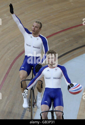 Chris Hoy, en Grande-Bretagne, célèbre la défaite de Jason Kenny lors de la finale du sprint masculin au Vélodrome de Laoshan aux Jeux Olympiques de Beijing en Chine en 2008. Banque D'Images