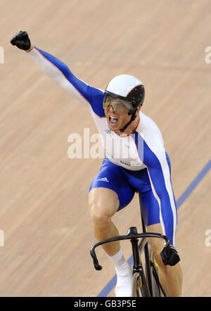 Chris Hoy, en Grande-Bretagne, célèbre la victoire de la médaille d'or lors de la finale du sprint masculin au Vélodrome de Laoshan aux Jeux Olympiques de Beijing en Chine en 2008. Banque D'Images