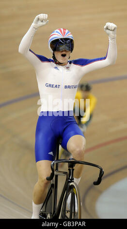 Victoria Pendleton, en Grande-Bretagne, célèbre la médaille d'or de la finale féminine de Sprint au Vélodrome de Laoshan, à Beijing, en Chine. Banque D'Images