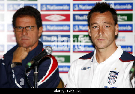 L'entraîneur d'Angleterre Fabio Capello (à gauche) nomme John Terry comme capitaine lors d'une conférence de presse à l'hôtel Grove, dans le Hertfordshire. Banque D'Images